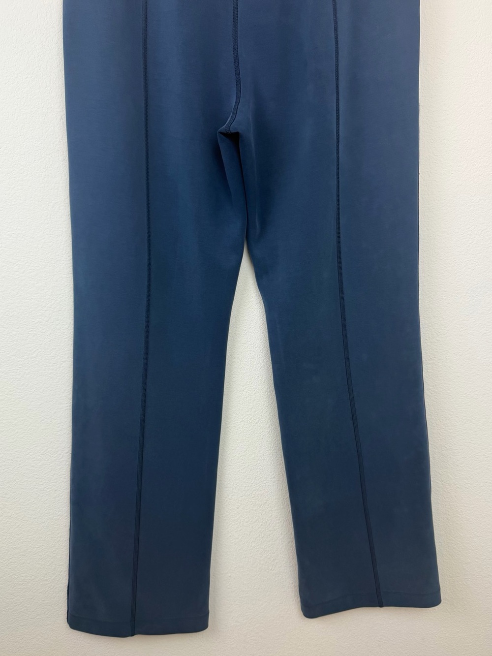Lululemon Softstreme High-Rise Pant
True Navy Size 10 - Picture 11 of 14